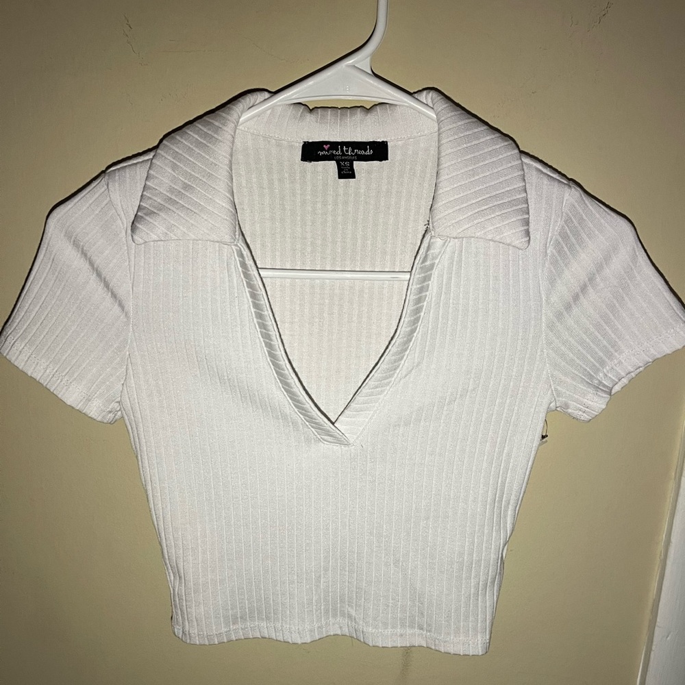 White v neck short sleeve crop top tee